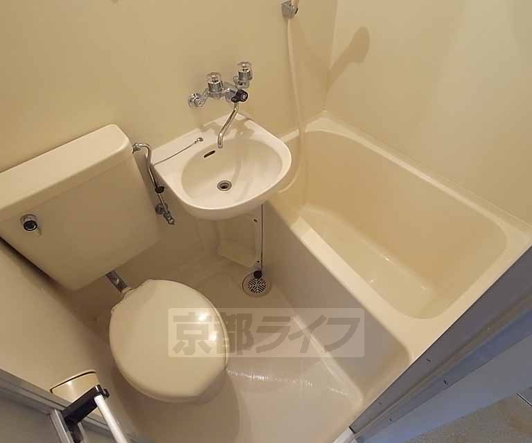 Bath. Your easy-to-clean unit bus.