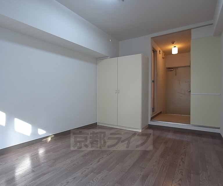 Living and room. It is a room in which a certain depth.