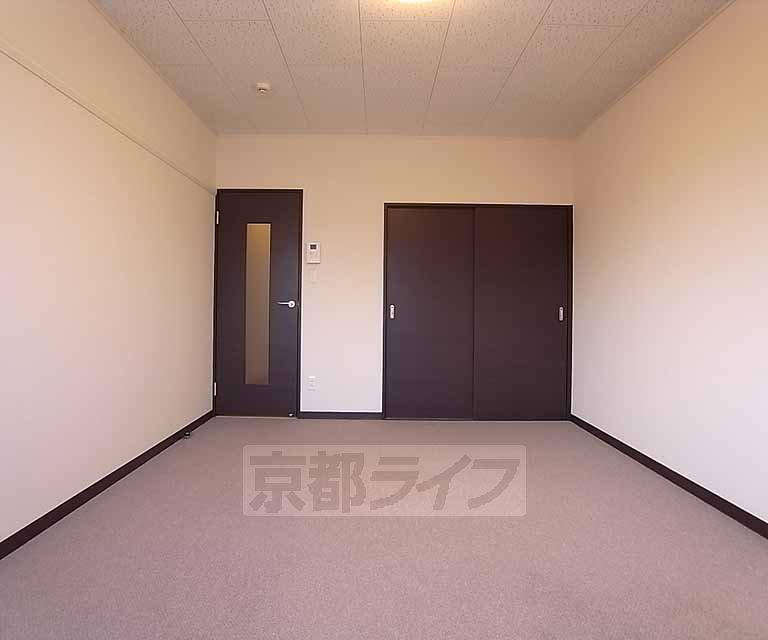 Living and room. A southeast window Western-style 8.5 Pledge.