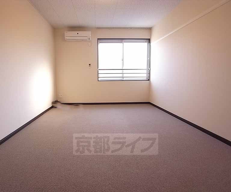 Living and room. In the southeast window day is good.