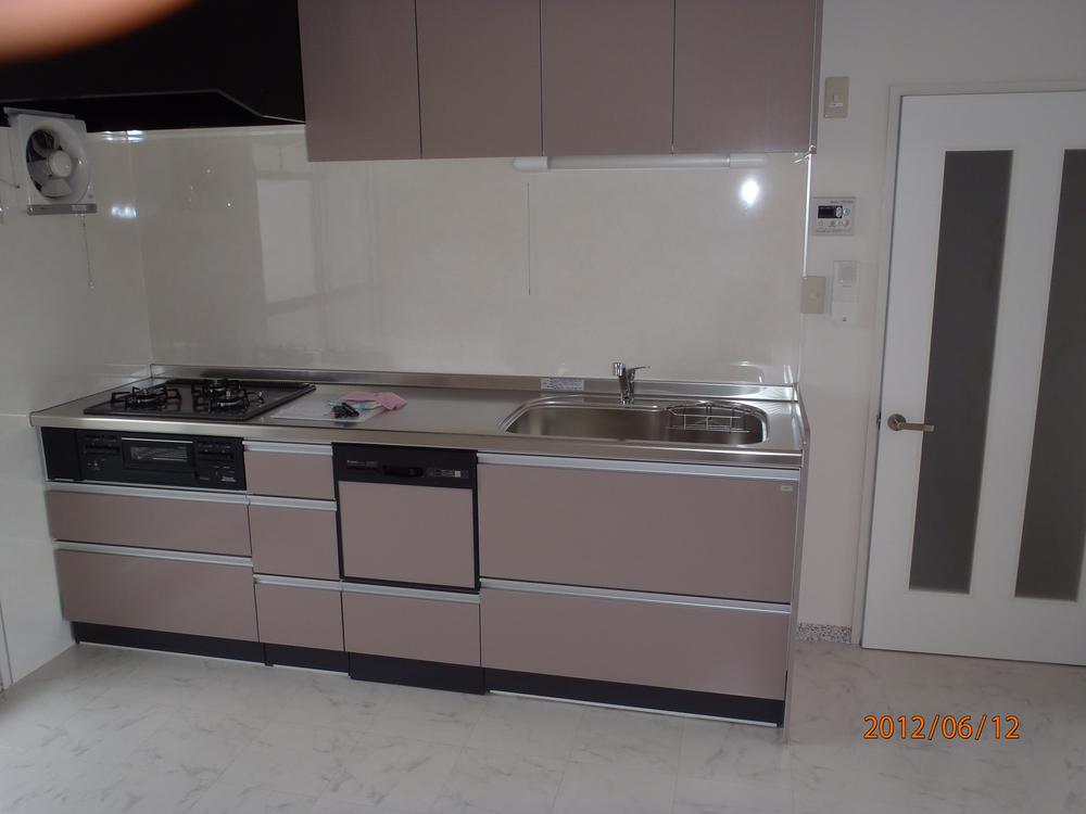 Kitchen. Same specification (Property is present condition delivery)