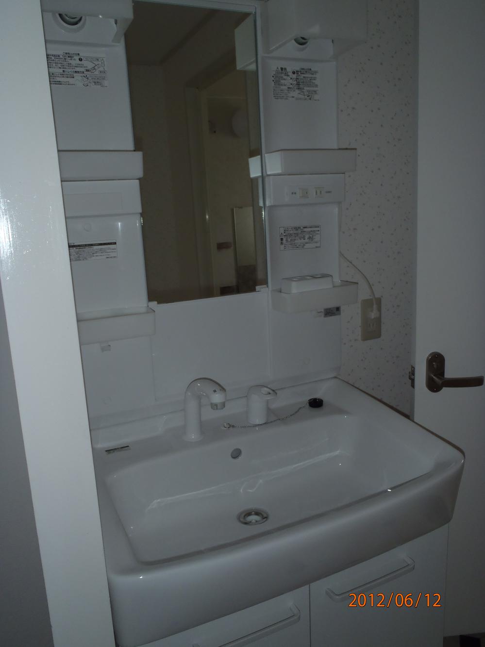 Wash basin, toilet. Same specification (Property is present condition delivery)