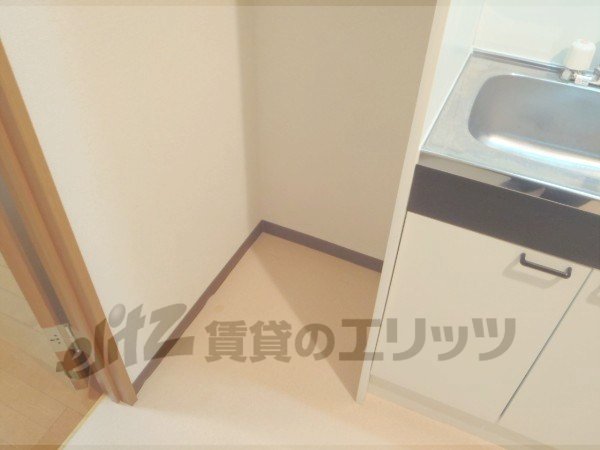 Other room space. Refrigerator yard