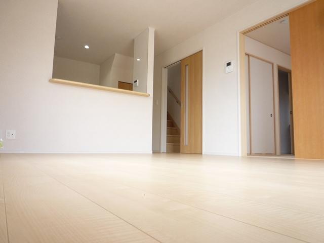 Living. Bright living face-to-face kitchen Southeast lighting!