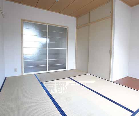 Living and room. Is a Japanese-style room.