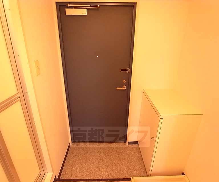 Entrance. It is a low entrance stepped.