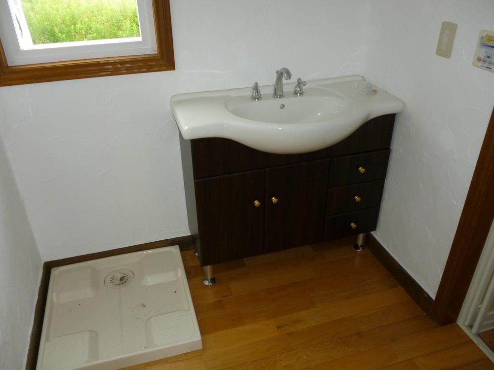 Other local. Lavatory same specifications