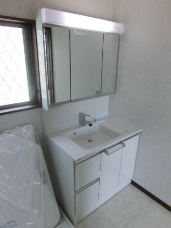 Wash basin, toilet. Room (August 2013) Shooting