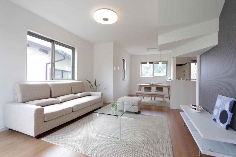 Natural light for us to always brighten the living room that enters from the large window.