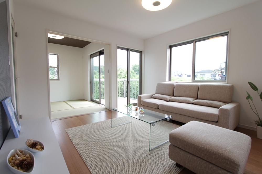 Building plan example (introspection photo). When the living room that leads to the Japanese-style room is left open the door to the large space