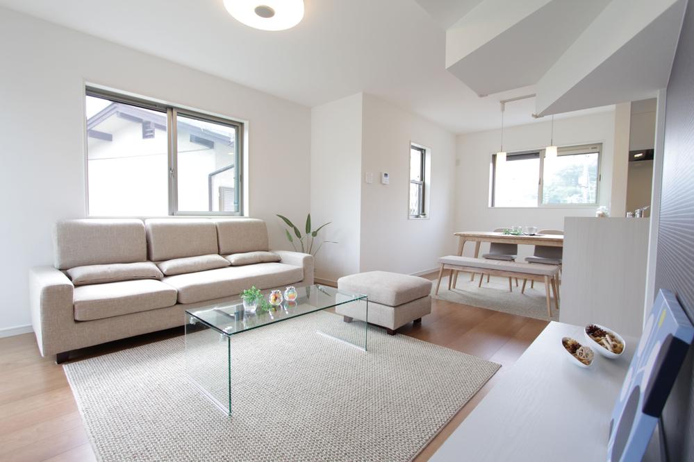 Local land photo. Living the sunshine plug