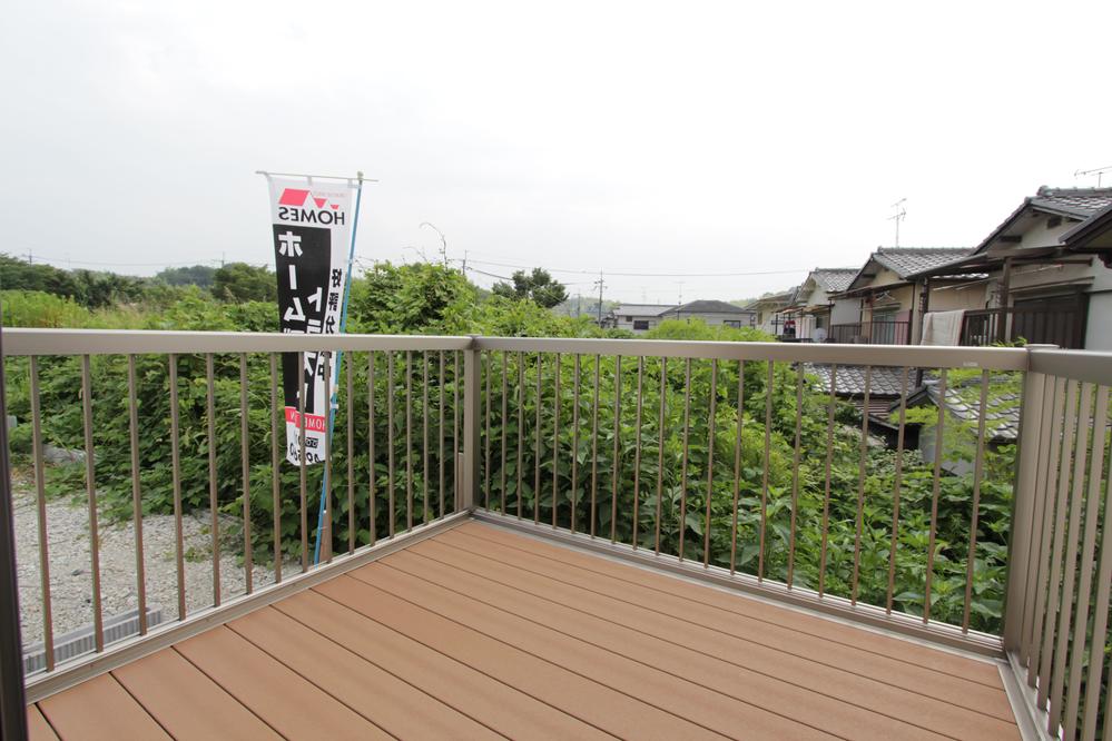 Wood deck space located on the first floor because it is built on a little hill, Glance summer not to worry, you can enjoy a barbecue and pool