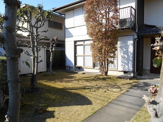 Entrance. Local (20 Nua November) shooting