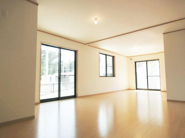 Living. Bright floor plan where the light from the window to enter a lot. Guests slowly time of family hearthstone in Minna