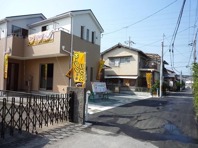 Local photos, including front road. Local photos, including before road! Cityscape!