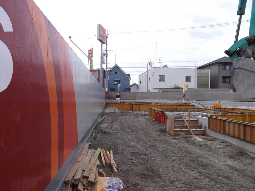 Local photos, including front road. No. 4 place architecture in the photograph