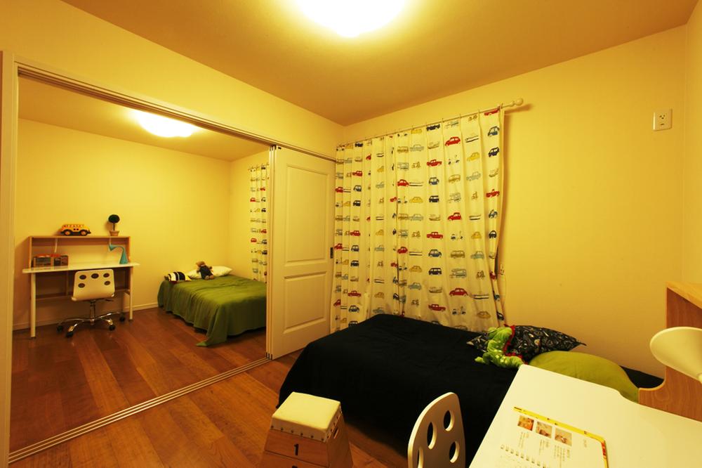 Non-living room. Because between the two rooms are equipped with a partition, Possible floor plans changed in accordance with the child's growth.