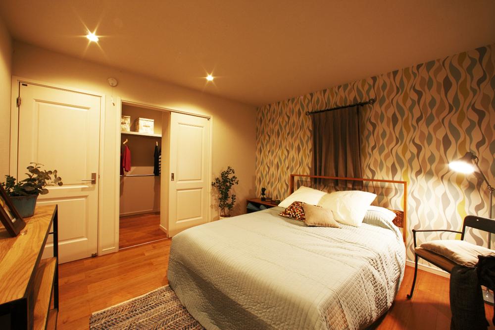 Non-living room. Master bedroom with a walk-in closet. It is the morning of the dressing are easy.