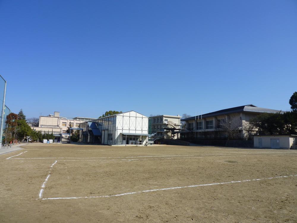 Primary school. 850m until Tanabe elementary school (public)