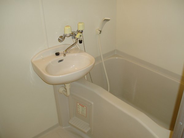 Bath. Bath and toilet are separate ☆