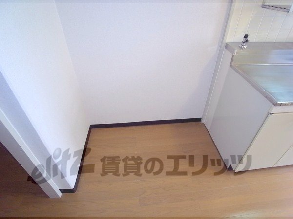 Other room space. Refrigerator yard