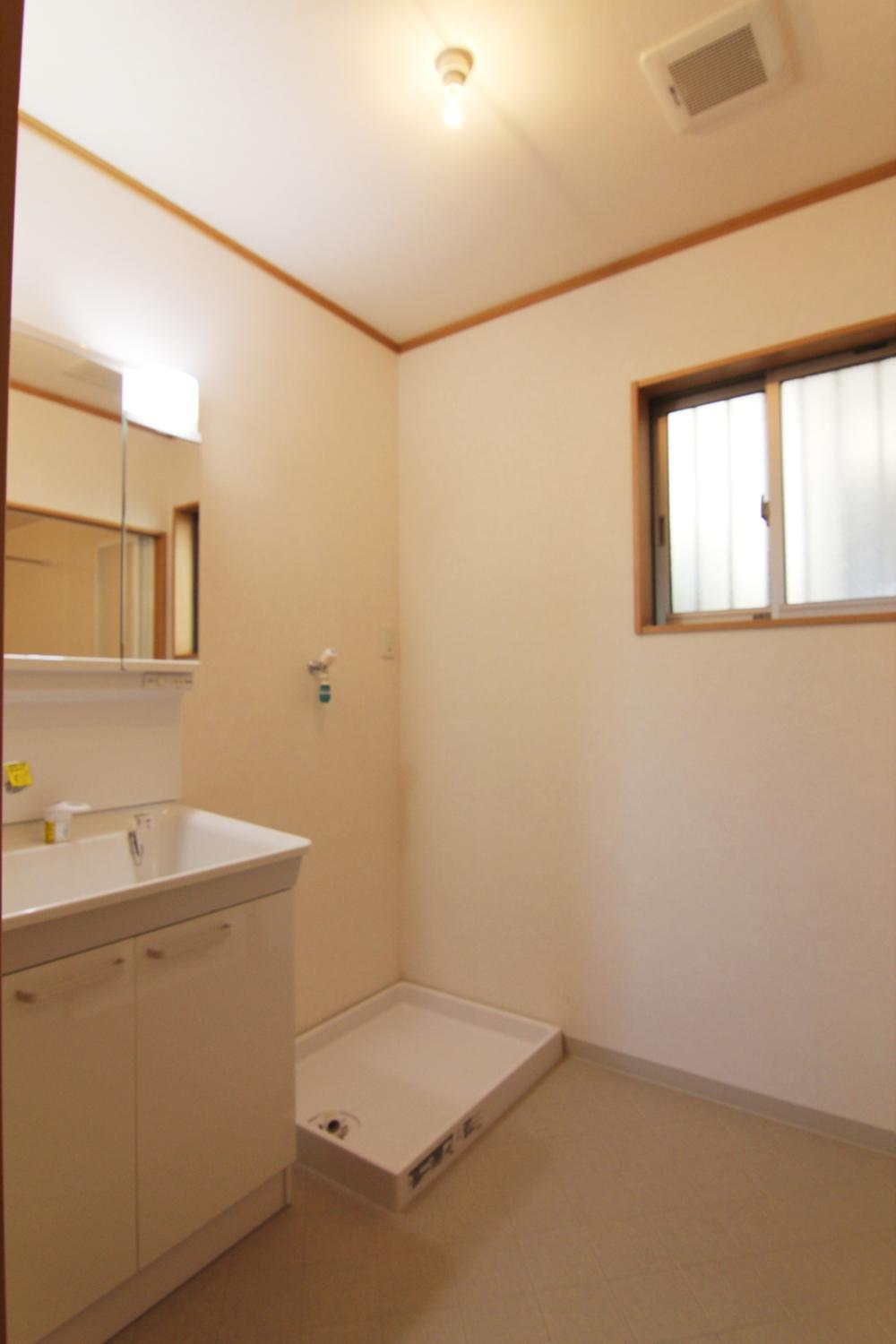 Wash basin, toilet. ◆ Basin space