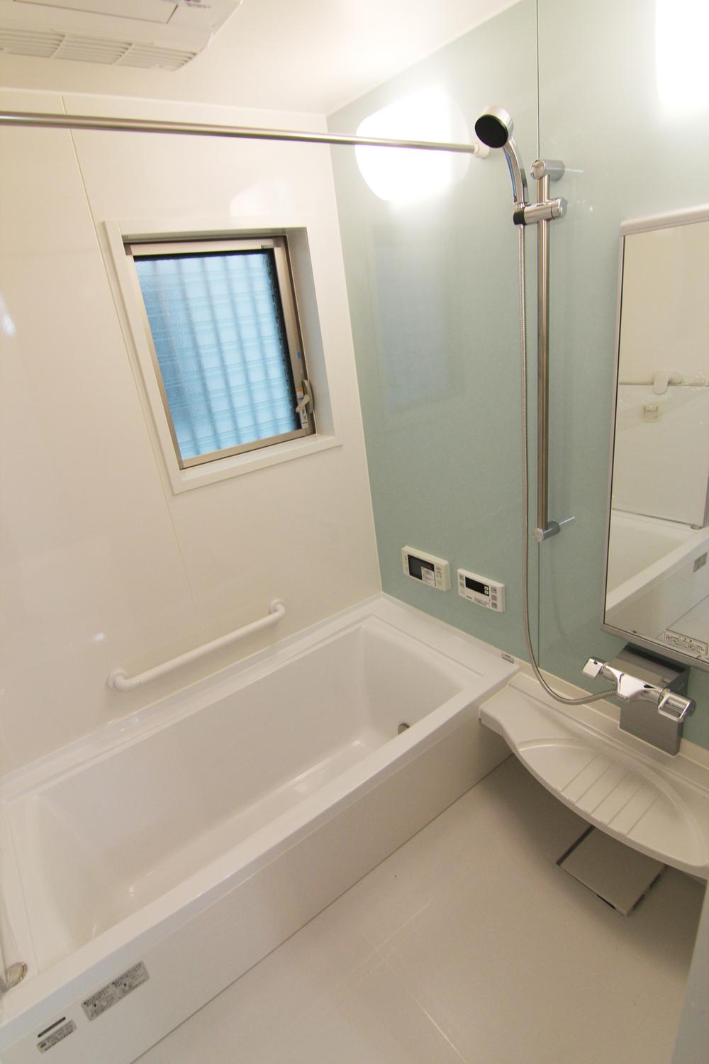 Bathroom. ◆ Bathroom space