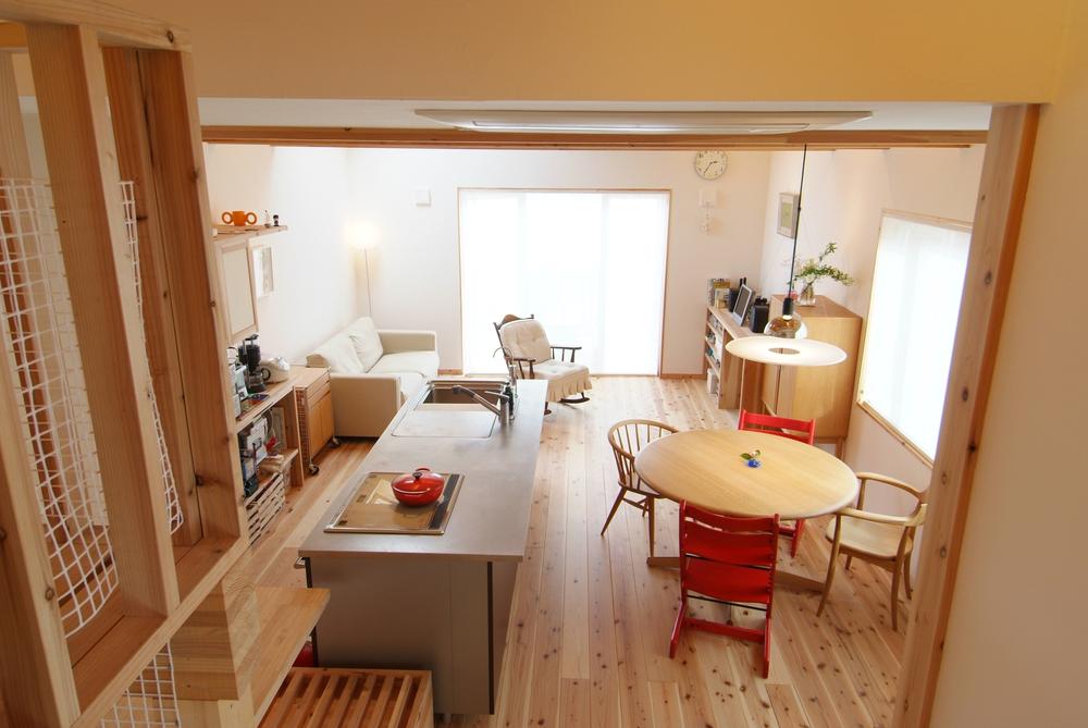 Other local.  [Example of construction] Fun meal with the family in the face-to-face kitchen. Insert a bright light from large windows. 