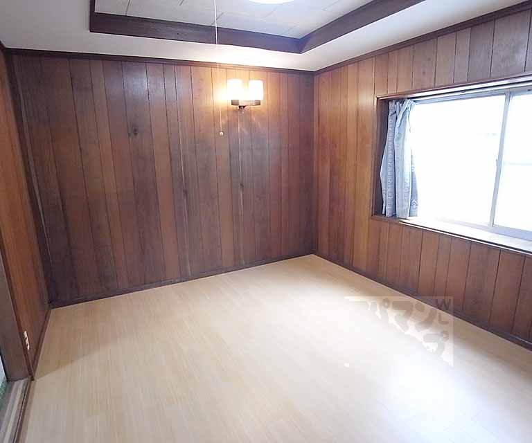 Living and room. It is the first floor Western-style.