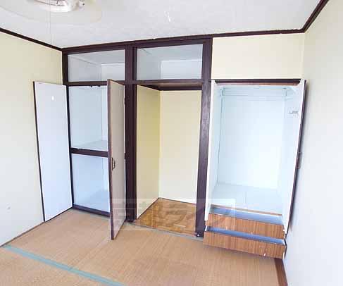 Receipt. The room is the entire one surface storage!