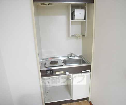 Kitchen. It is easy to move the kitchen ・