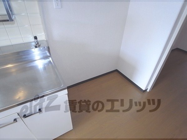 Other room space. Refrigerator yard