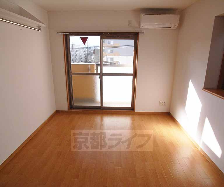 Living and room. Spacious room.