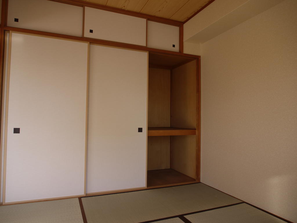 Receipt. Large storage of with upper closet