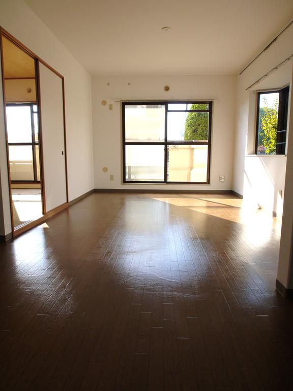 Living and room. 13.8 Pledge of spacious LDK. Also bathed in light from a bay window.