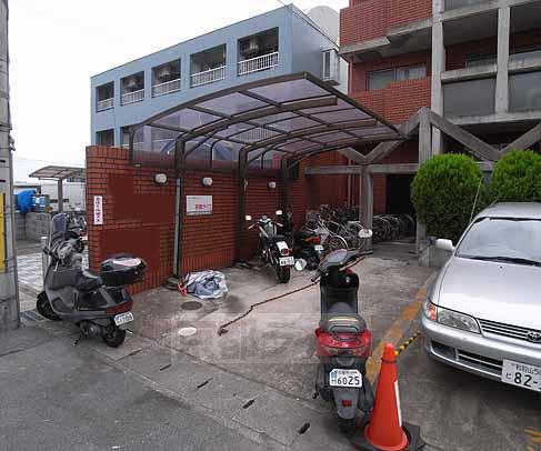 Other common areas. Is a parking lot with a roof ・