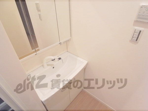 Washroom. Shampoo dresser.