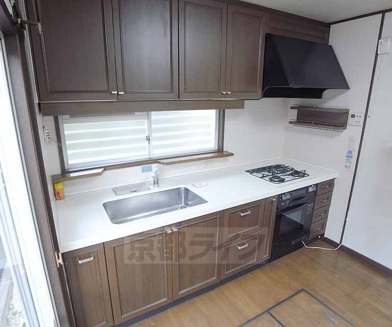 Kitchen. Hakadori also cuisine in wall-to-wall kitchen