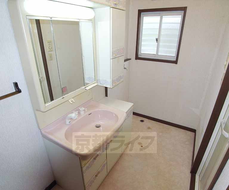 Washroom. Convenient spacious washroom