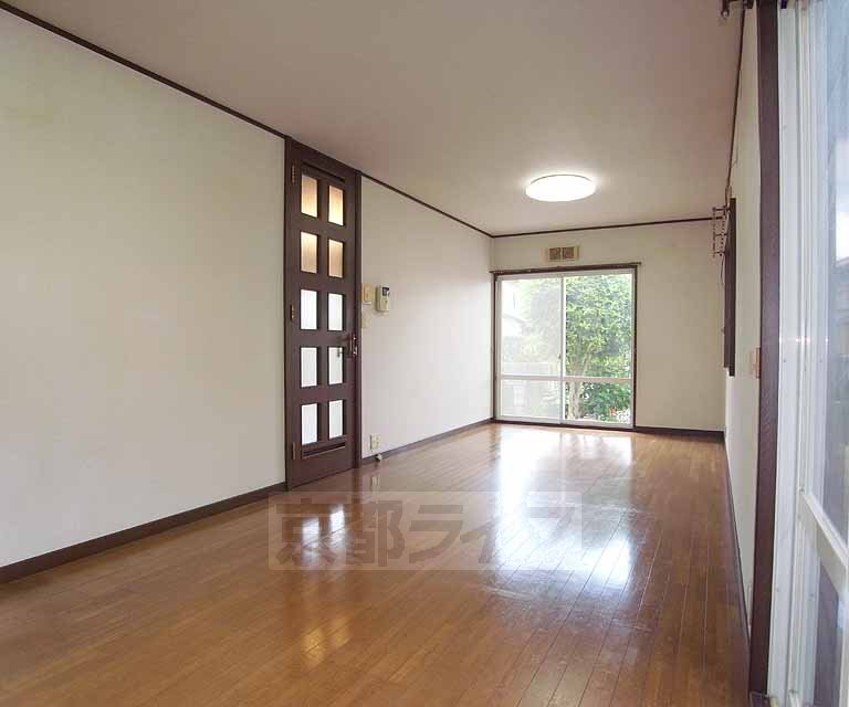 Living and room. It seems to send a graceful life