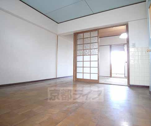 Living and room. 6 Pledge of is DK.