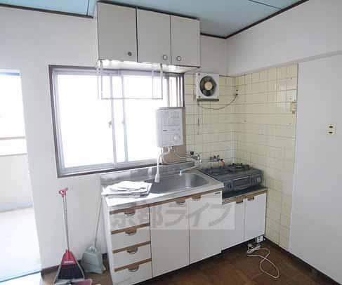 Kitchen. Cooking space there is in the kitchen ・