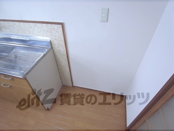 Other room space. Refrigerator yard