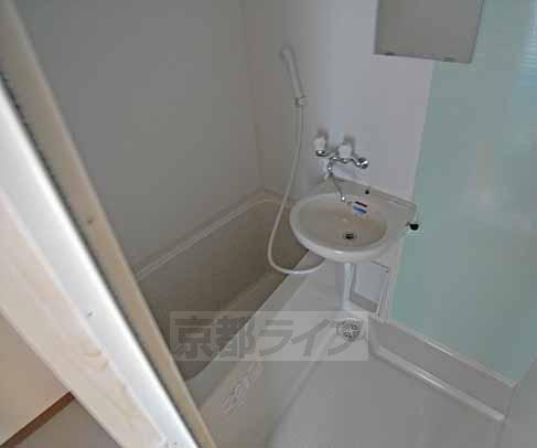 Bath. Beautiful bath in Built in split!