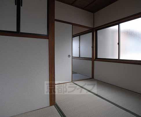 Living and room. I like the window is large.