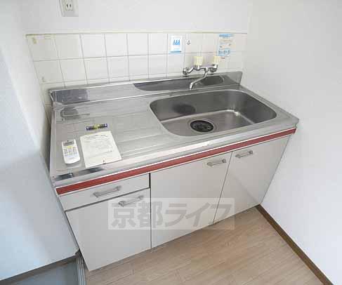 Kitchen. Gas stove is installed Allowed.