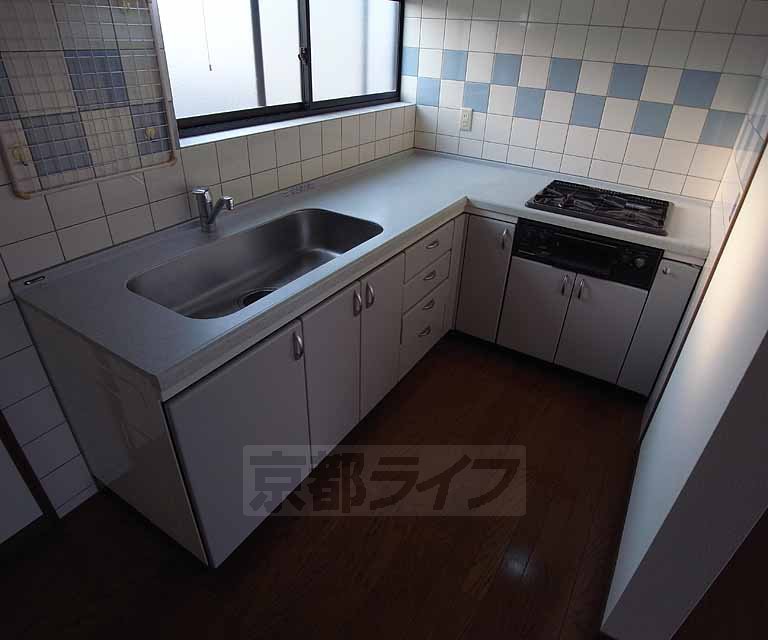 Kitchen. L-shaped kitchen