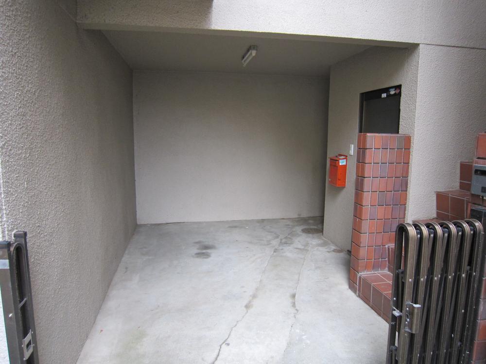 Parking lot. Local (June 2010) Shooting