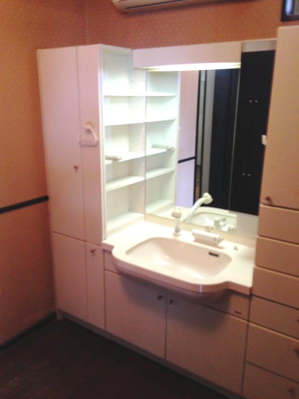 Wash basin, toilet. Second floor washroom