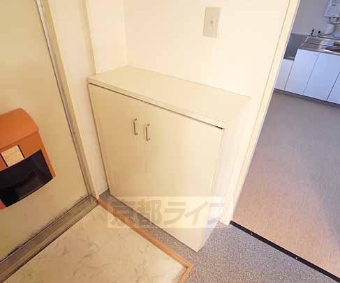 Entrance. Also it comes with a shoebox.